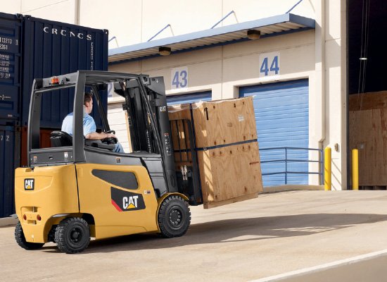 Cat 2EPC5000 driving up ramp