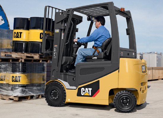 Cat 2EPC5000 Pneumatic tire forklift and operator