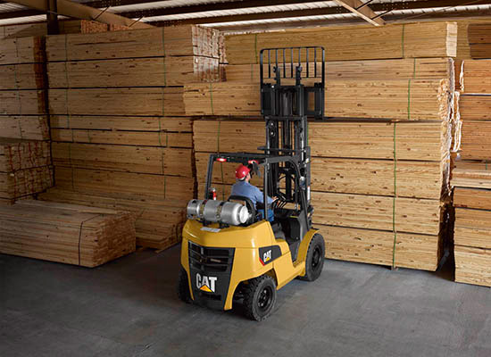 Cat GP40N loading lumber