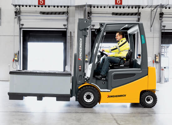 Jungheinrich EFG425 picking up crate