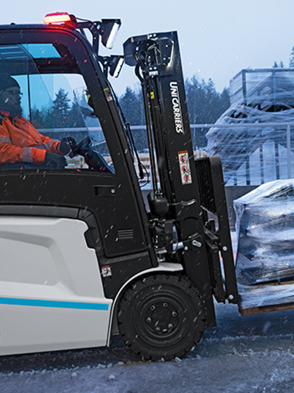 electric-forklifts-move-outdoors-mx-853x448