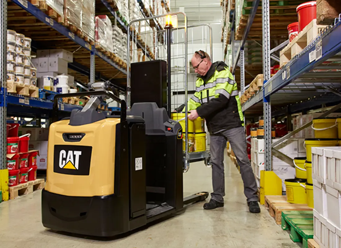 Center Control Rider - NO12N2F-NO25N2P | Cat Lift Trucks